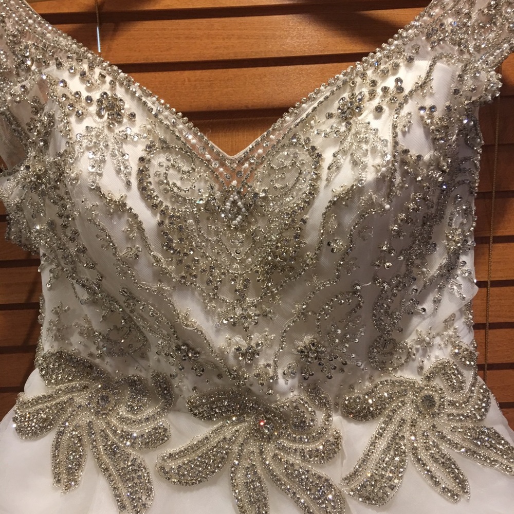 Gorgeous rhinestone beaded tulle wedding dress - Picture 5 of 8